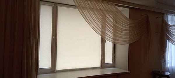 Кассетные рулонные шторы Уни 2 в гостиную, в ткани ПЕРЛ белый